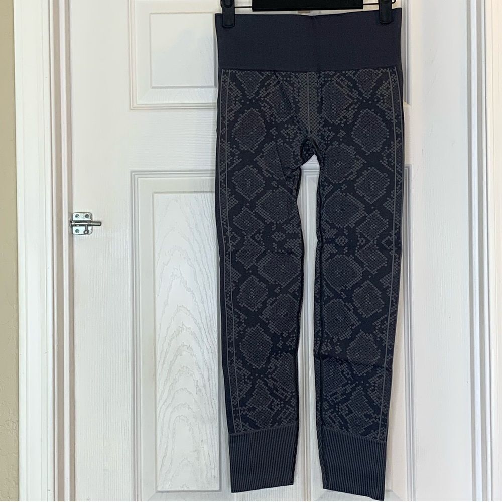 Lululemon Ebb To Street Heathered Dark Slate Snake Print Leggings Size 6